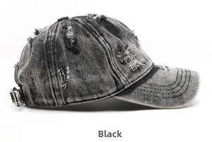 Vista laterale della cuffia in denim nero lavato con dettagli vintage e strappi usurati