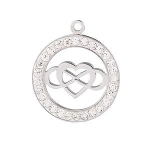 Macro d'un pendentif cœur et infini en argent avec des strass étincelants sur le bord extérieur