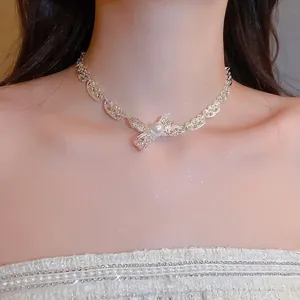 Elegante silberne Schleifen-Perlenkette von einem Modell in Nahaufnahme getragen