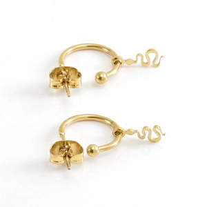 Détail des boucles d'oreilles clous en acier inoxydable doré 14k avec pendentifs serpent
