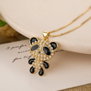 Collier pendentif panda mignon en cuivre plaqué or avec perles et détails en émail noir