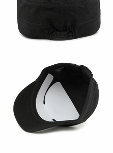 Detailansicht des verstellbaren Verschlusses und Baumwollfutters der schwarzen Military Cap