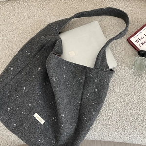 Borsa tote in lana grigio scuro con stelle e spazio per un computer portatile