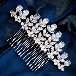 Vue rapprochée du peigne à cheveux de mariée argenté avec fleurs en zircone