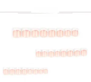 Detailansicht von 24 rosa-weißen quadratischen French-Nägeln zum Aufkleben auf weißem Grund