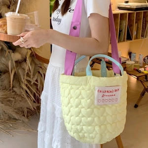 Sac seau matelassé avec motifs de cœur jaune et violet pour usage quotidien