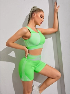 Détail de l'ensemble de yoga sans couture vert néon et gris à haute élasticité