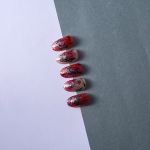 Makroaufnahme von 5D Dark Gothic Schmetterling-Nagelstickern mit silberner Fadentextur