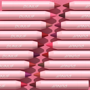 Flachbild von mehreren matten Lippenstiften in verschiedenen Rot- und Nudetönen auf Pink