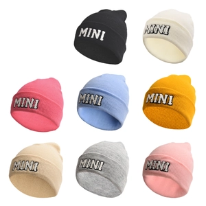Vue détaillée de bonnets en tricot d'hiver avec broderie MINI en huit couleurs variées