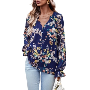 Elegante camicetta floreale blu navy con scollo a V, bottoni e maniche lunghe a balze