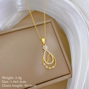 Détail du collier goutte d'eau dorée avec gravure mama et accents de cristal