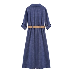 Dettaglio del retro di un abito lungo blu a maniche lunghe con cintura intrecciata