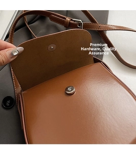 Detail der braunen Leder-Satteltasche mit Magnetverschluss und feiner Nahtverarbeitung