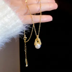 18k vergoldete Perlenkette mit Zirkonia-Anhängern an einer goldenen Gliederkette