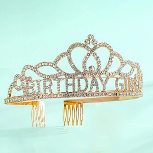 Λεπτομέρεια του χρυσού στέμματος Birthday Girl με λαμπερά στρας σε φόντο μέντας