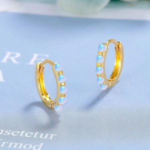 Elegante vergoldete Creolen mit runden Opalsteinen in einem minimalistischen Design