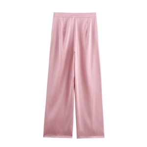 Pantalon large en satin rose montrant la texture lisse du tissu et les détails de coupe