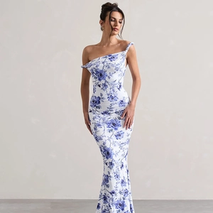 Détail d'une robe longue fleurie ajustée avec épaule dénudée et ourlet sirène élégant