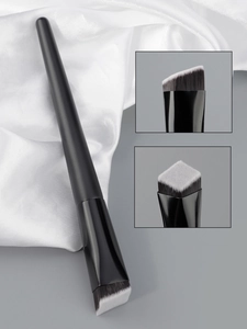 Détail du pinceau à fond de teint noir avec poils synthétiques bicolores et coupe biseautée
