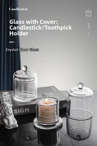 Detailopname van een glazen stolp met basis en een aromatische geurkaars erin