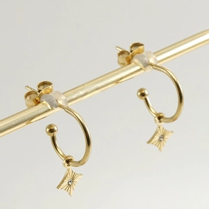 Goldene C-förmige Edelstahl-Ohrringe mit funkelndem Diamant-Stern-Anhänger
