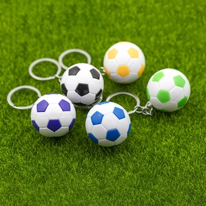 Mini porte-clés de football en diverses couleurs sur herbe pour voiture et sac