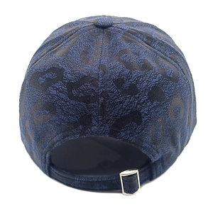 Detail der Leoparden-Baseballkappe mit verstellbarem Riemen und silberner Metallschnalle