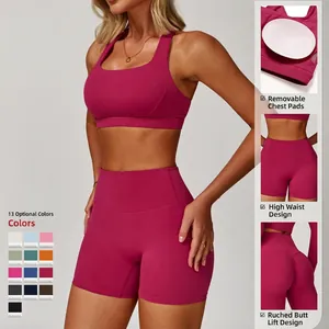 Completo yoga rosa rosso da donna con reggiseno vogatore e pantaloncini a vita alta