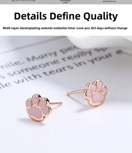 Nahaufnahme der rosa Katzenkrallen-Ohrringe aus 925er Sterlingsilber mit Roségold