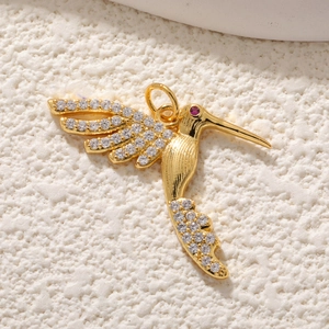 Détail du pendentif colibri avec strass étincelants et finition dorée élégante