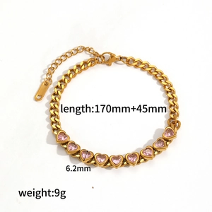 Vue détaillée du bracelet cœur doré avec pierre rose et dimensions de 170mm de long