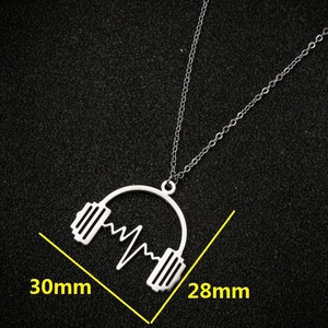 Collier avec pendentif casque argenté et motif de battement de coeur sur fond noir