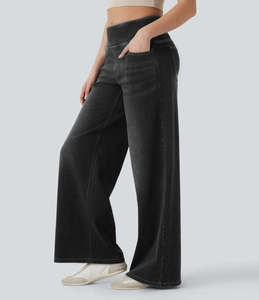 Detailansicht der High-Waist-Jeans in Dunkelgrau mit Kontrastnähten und weitem Beinschnitt