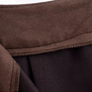Vue macro détaillée de la texture du daim marron et des coutures sur la jupe trapèze taille haute