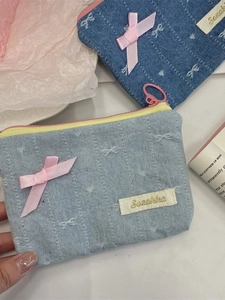 Portamonete in denim con fiocco in raso rosa e ricamo nei colori azzurro e blu scuro