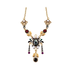 Collana vintage oro con frange ovali, perle e pietre preziose colorate su sfondo bianco