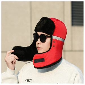 Détail du chapeau trappeur rouge coupe-vent avec fourrure noire et bande réfléchissante
