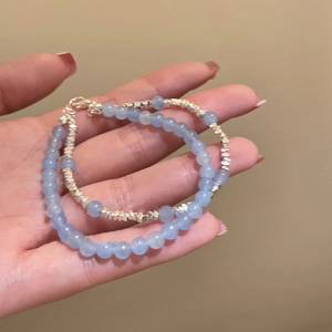 Ensemble de bracelets en perles d'aigue-marine et argent au poignet de style minimaliste