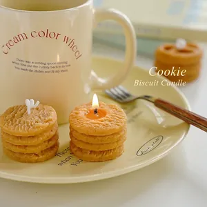 Vela aromática hecha a mano con forma de galleta y textura de bizcocho realista