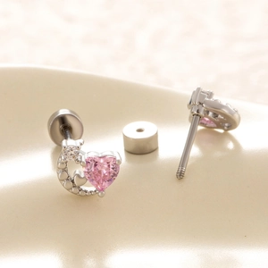 Rosa Herz-Zirkon und Silber-Mond-Ohrstecker mit Schraubverschluss auf Keramiktablett