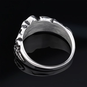 Silver vintage mushroom ring in stainless steel with detailed relief patterns on black base