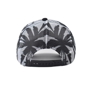 Détail de l'imprimé palmier sur la casquette de baseball en mesh respirant avec boucle