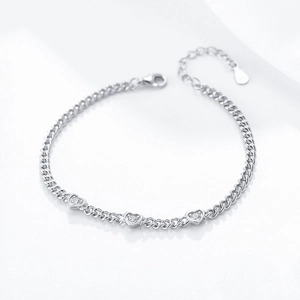 Macro della catena in argento S925 con tre zirconi a forma di cuore dal design raffinato