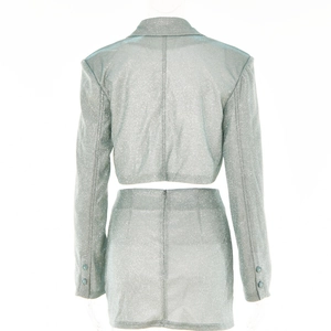Vue arrière d'un ensemble blazer court et mini-jupe vert-gris sexy avec reflet discret