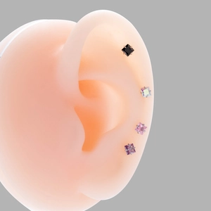 Detailansicht der bunten quadratischen Zirkon-Labret-Stecker an einem Silikonohr