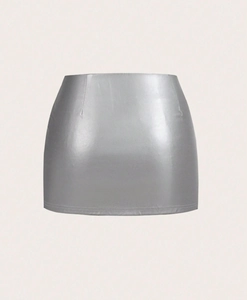 Détail d'une mini-jupe en similicuir argenté avec finition brillante et taille élastique