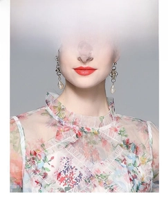 Détail de boucles d'oreilles perles élégantes avec fleurs en métal et blouse en dentelle