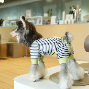 Pyjama rayé pour petit chien avec bordure verte et cordon de serrage réglable