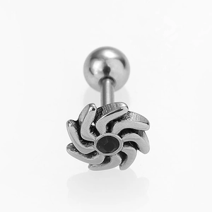 Gros plan sur un clou d'oreille argent vintage avec zircon noir et fermoir à vis spirale